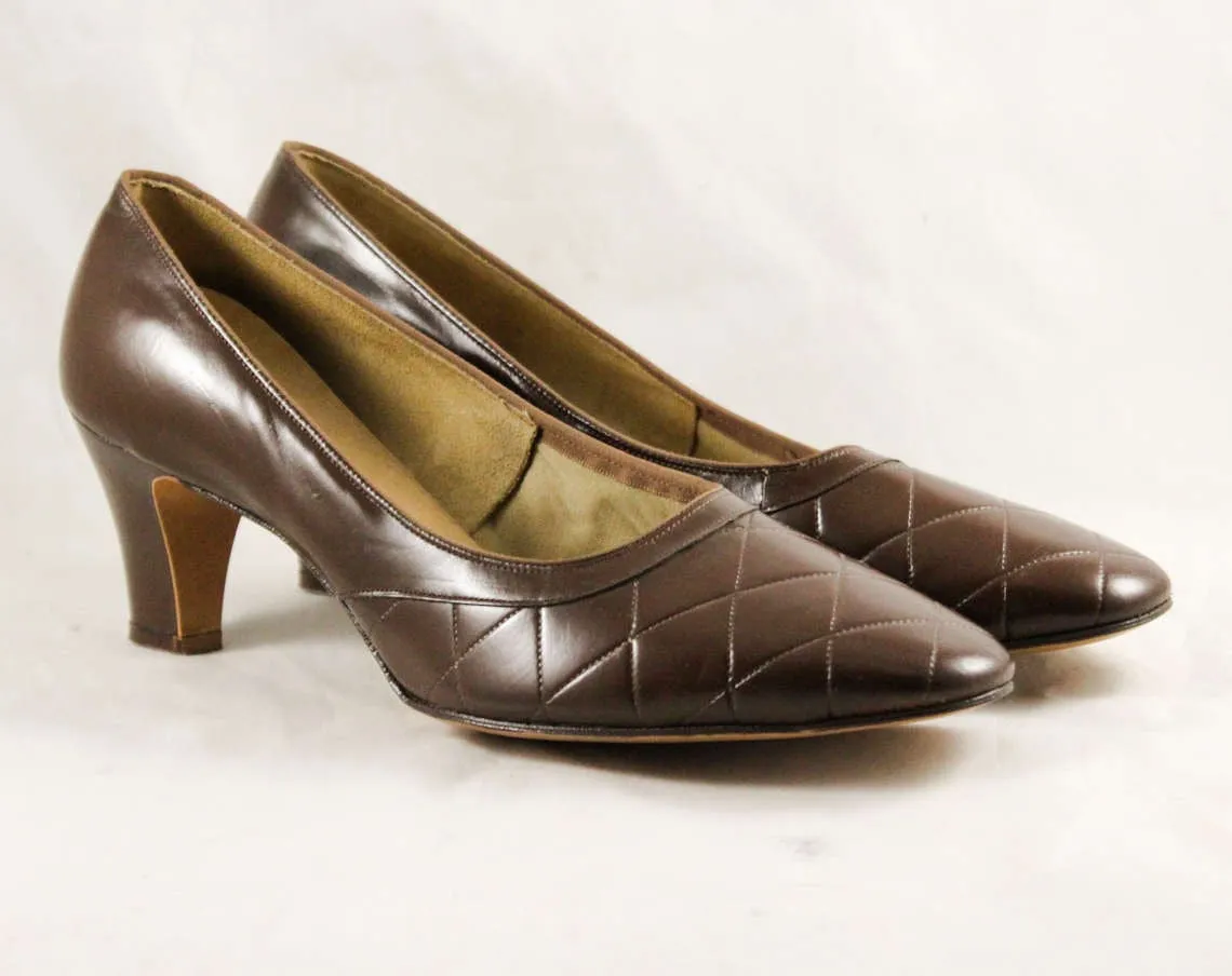 Never Worn Size 9 1960s Shoes - Beautiful Cocoa Brown Leather Pumps - Quilted Top Stitching - 2.5 Inch Heel - 60s Deadstock - 9AA - 47689-1