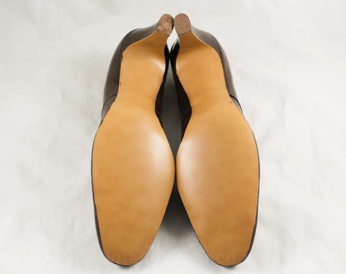 Never Worn Size 9 1960s Shoes - Beautiful Cocoa Brown Leather Pumps - Quilted Top Stitching - 2.5 Inch Heel - 60s Deadstock - 9AA - 47689-1